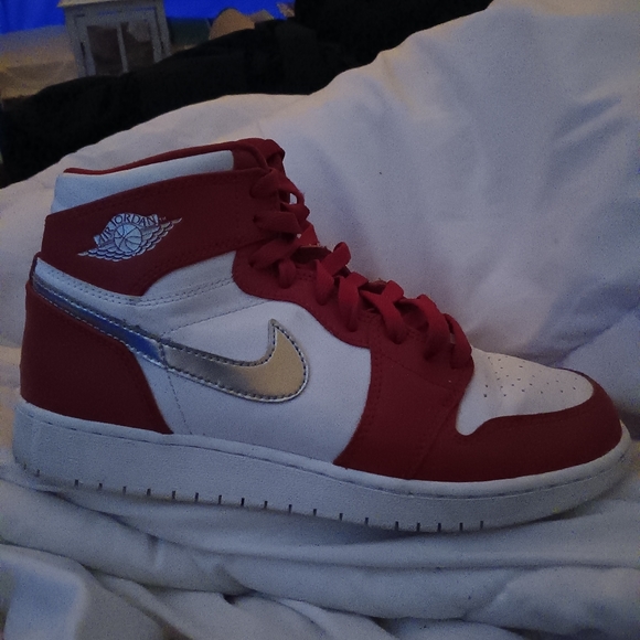 AirJordan 1 retro high, US 6.5Y, Red, White, Silver. - Picture 4 of 5